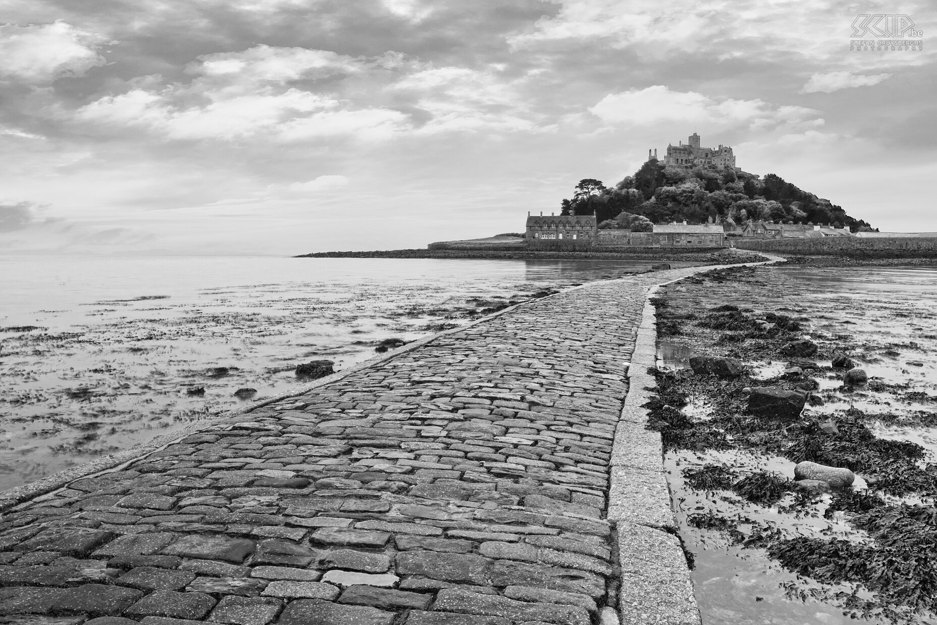 St Michael's Mount St. Michael's Mount is een getijdeneiland nabij Marazion met een kasteel en kapel uit de 15e eeuw.  Bij laagwater is het eiland bereikbaar via de kasseien weg die bij vloed volledig verdwijnt. Stefan Cruysberghs